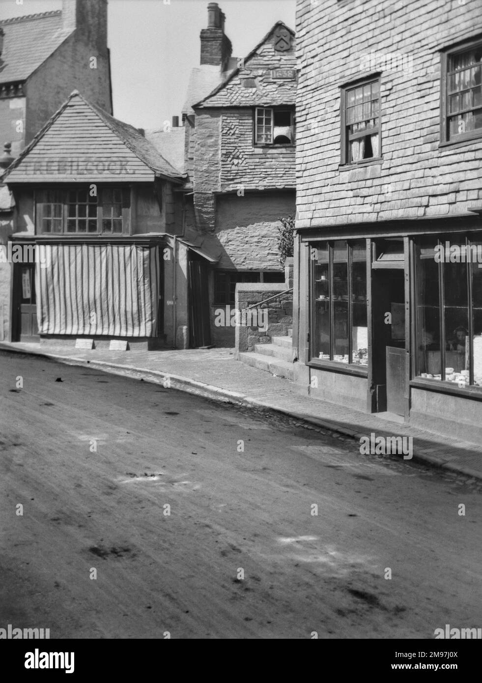 Verlassene Straße mit Geschäften. Stockfoto