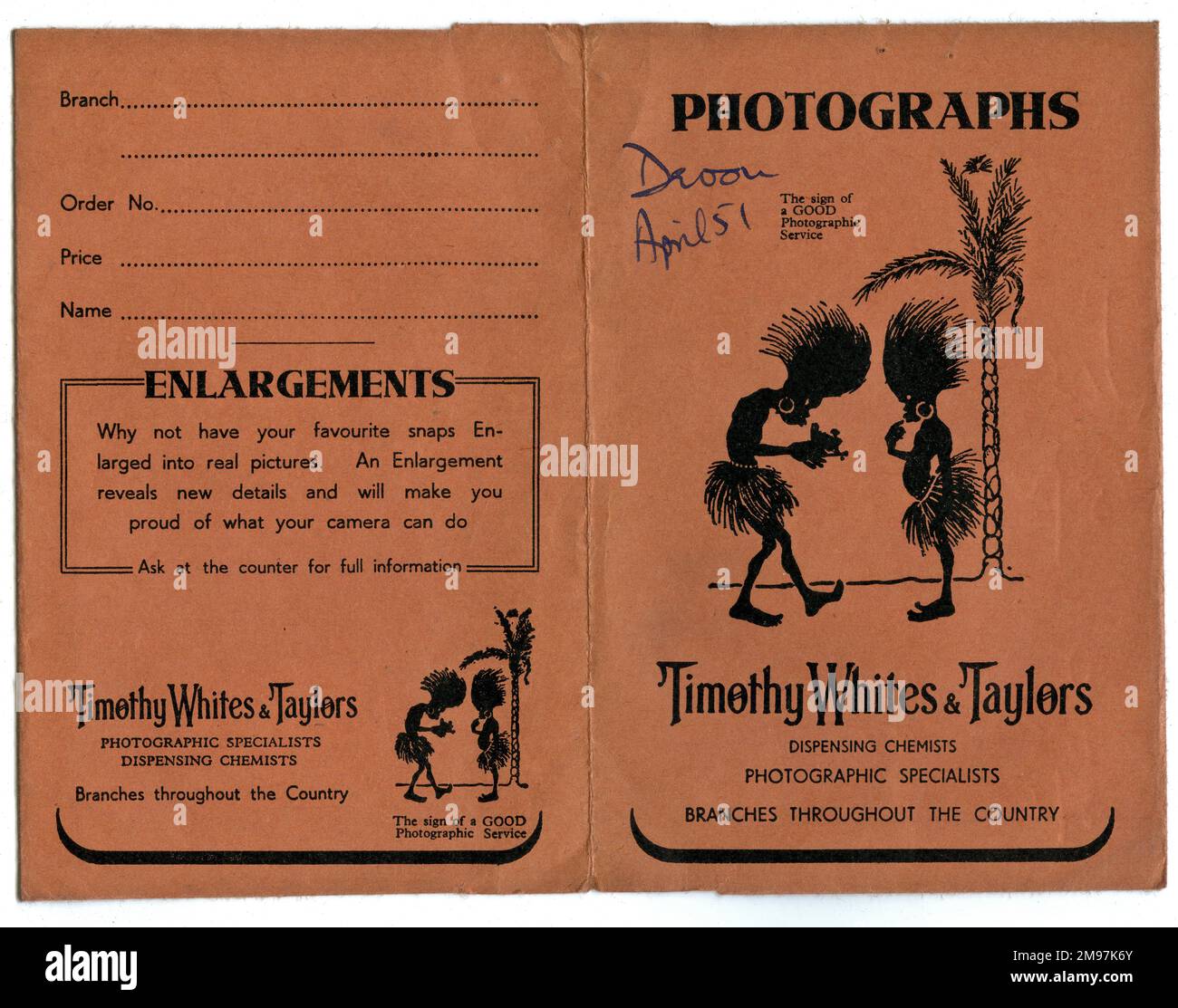 Brieftasche für Fotofilme von Timothy Whites & Taylors, die Apotheken mit Niederlassungen in ganz Großbritannien vergibt. Der Kunde heißt Droon und das Datum ist der 1951. April. Stockfoto