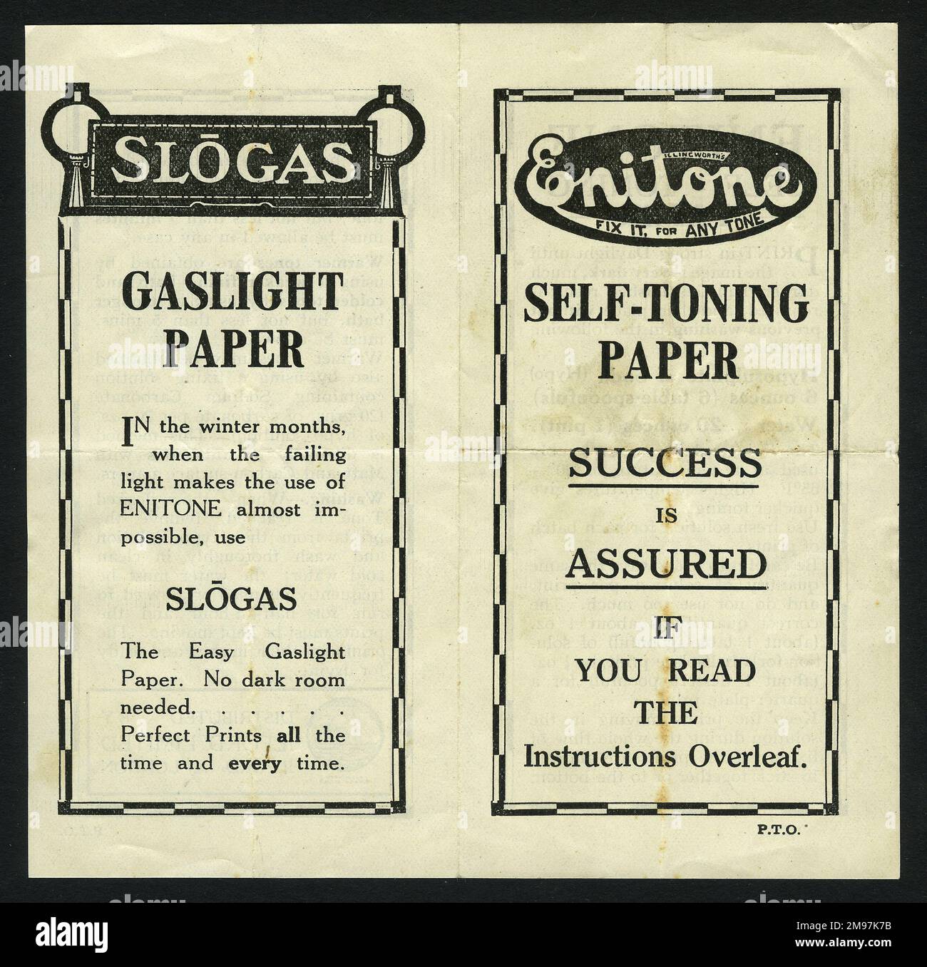 Bedienungsanleitung für selbsttonendes Fotopapier von Enitone mit einer Anzeige für Gaslichtpapier Slogas auf der Rückseite. (1 von 2) Stockfoto