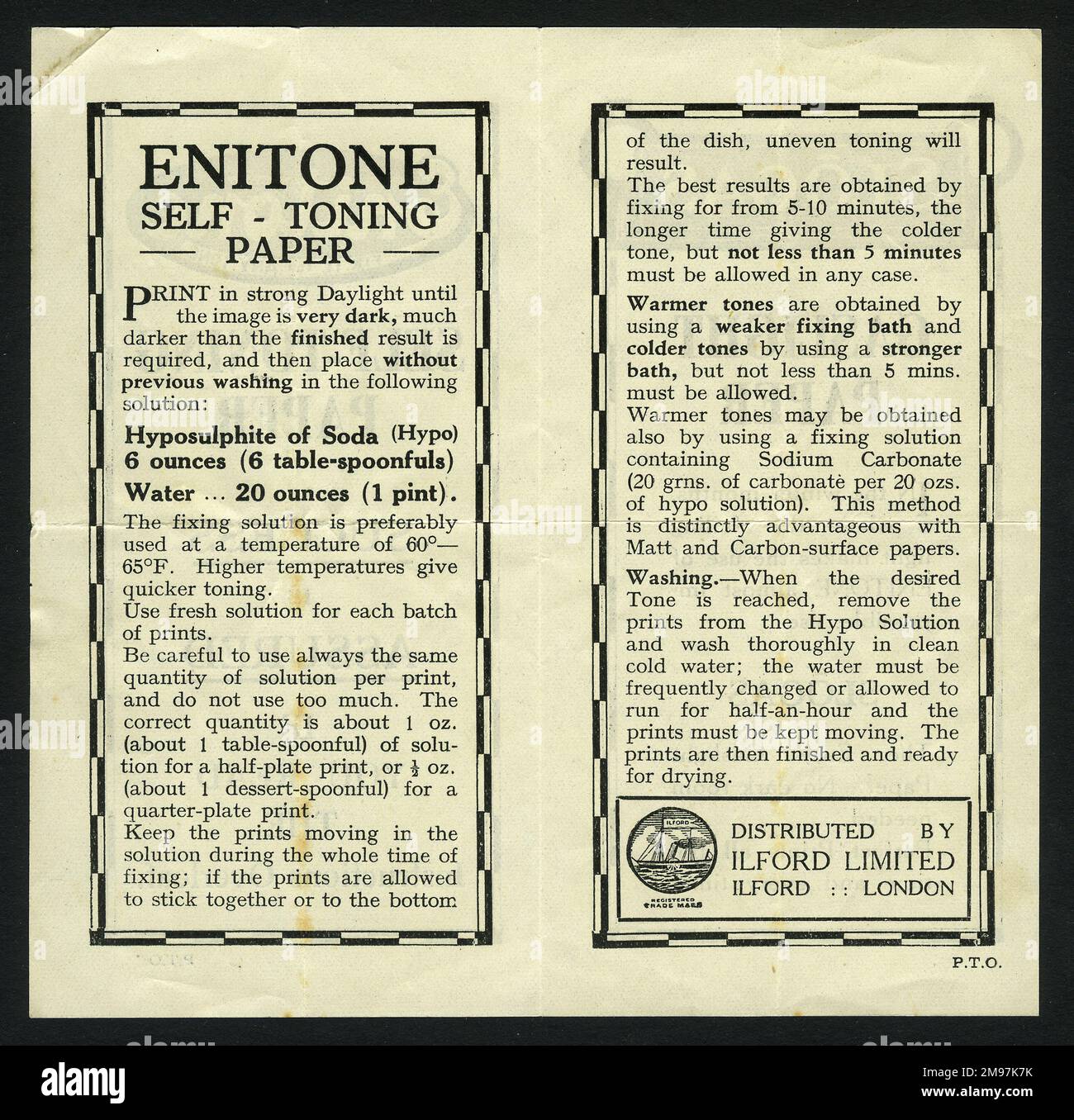 Bedienungsanleitung für selbsttonendes Fotopapier von Enitone (Innenseiten), vertrieben von Ilford Limited, Ilford, London. (2 von 2) Stockfoto