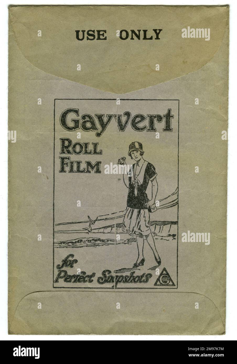 Fotografische Werbung auf der Rückseite eines Umschlags -- Gayvert Roll Film für perfekte Schnappschüsse, mit einem Bild einer Frau am Strand. Stockfoto