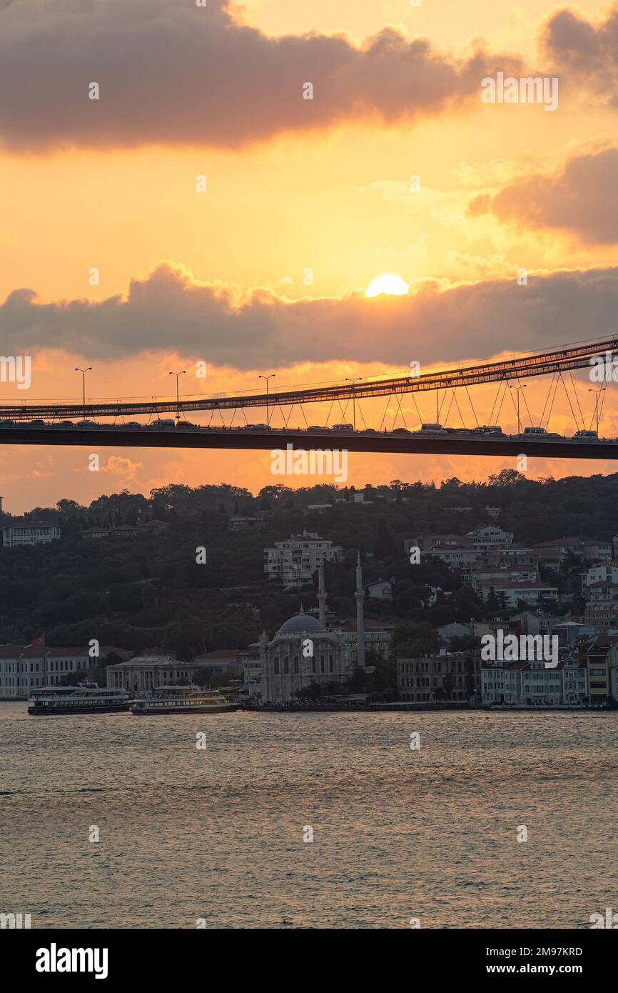 Istanbul Bosporus-Brücke bei Sonnenuntergang. 15. Juli Martyrs Bridge. Blick auf den Sonnenuntergang von Beylerbeyi. Istanbul Türkei. Stockfoto