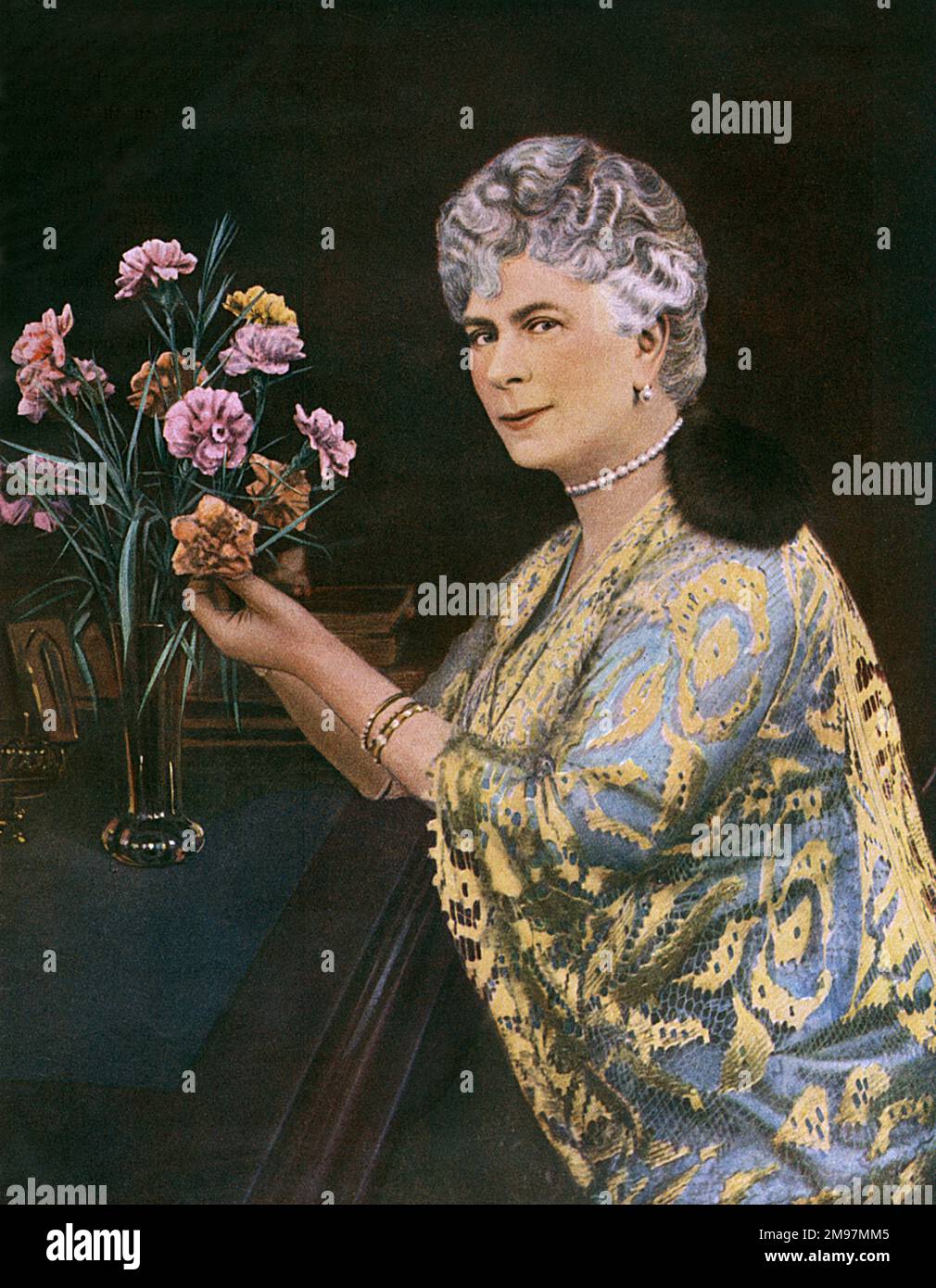 Königin Mary mit einer Vase voller Blumen. Stockfoto