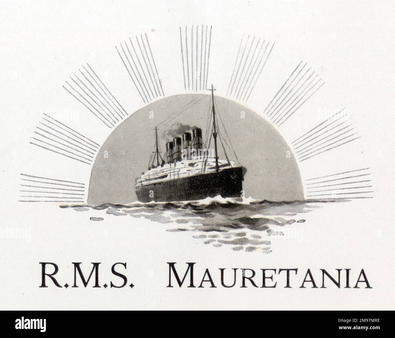 Der Cunard British Line Ocean Liner RMS Mauretania segelt über den Atlantischen Ozean mit einer stilvollen untergehenden Sonne hinter ihr. Stockfoto