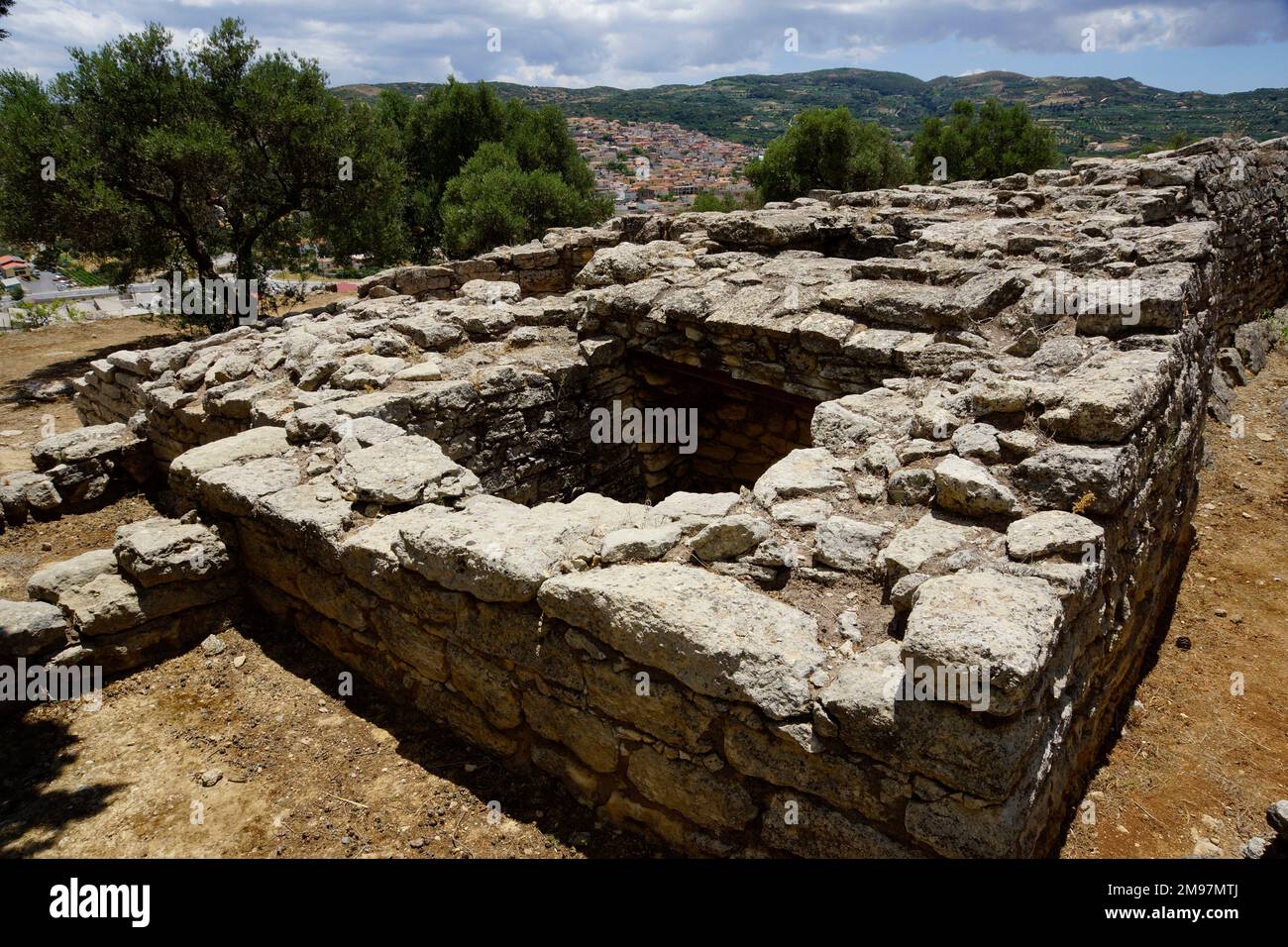 Griechenland, Kreta, Minoische Nekropole Fourni (1500 v. Chr.), Stadt hinten Stockfoto