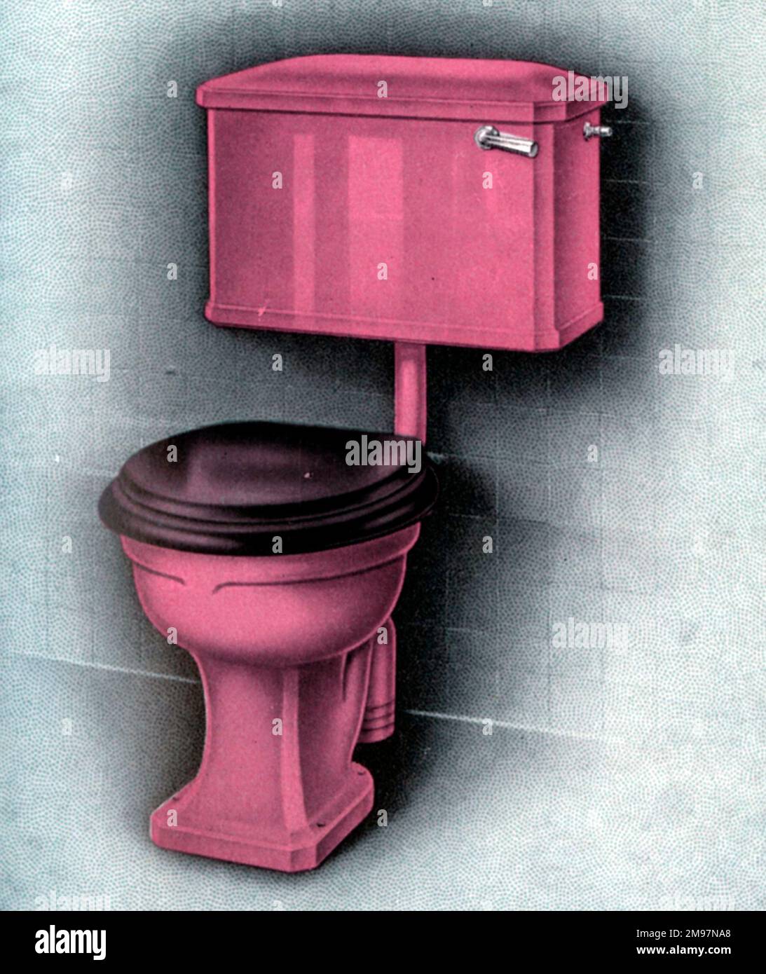 „Vitromant“ Coloured Water Closet Suite (Toilette) - abgerundet durch pinkfarbenen Emaille mit einem polierten Mahagoni-Sitz. Stockfoto
