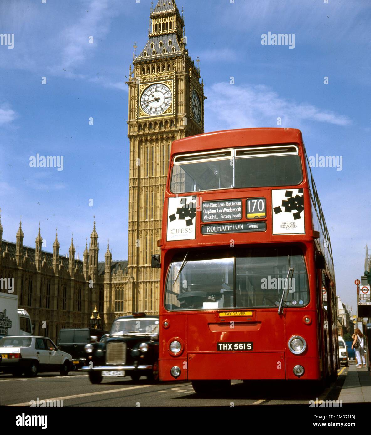 londoner Bus und Taxi neben dem Parlamentsgebäude und Big Ben. Stockfoto