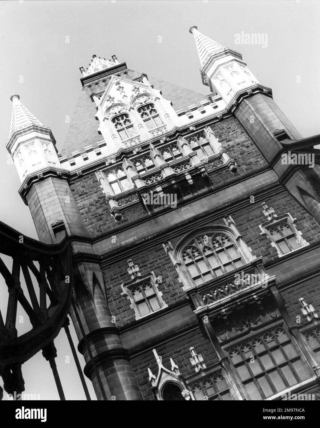 Winkelfoto eines der Türme, Tower Bridge, London. Stockfoto