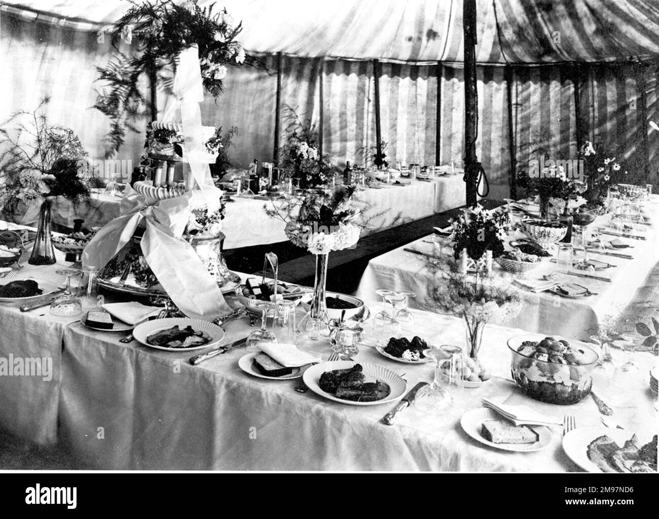 Ein Hochzeitsfest in einem Festzelt in der Edwardian Times. Riesige Portionen. Stockfoto