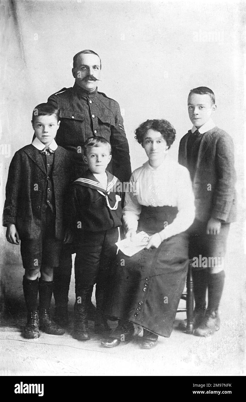 WW1 Familienfoto mit Vater in der Armee und einem jungen Sohn in Marineuniform Stockfoto