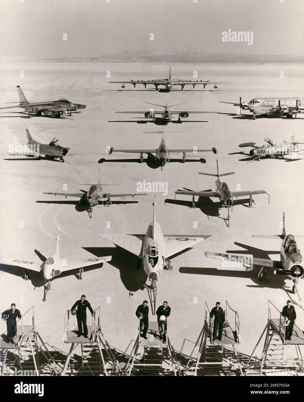 Das US Air Force Flight Test Center, Luftwaffenstützpunkt Edwards, Kalifornien. Piloten von links: Maj Charles E. Yeager, Maj H.G. Russell, Oberst F.J. Ascani, Brigadegeneral J.S. Holtoner, Oberstleutnant Jack Ridley und Maj Arthur Murray. Flugzeug von links und von vorn nach hinten: Northrop X-4 Bantam, Convair XF-92, Nordamerika T-28, Lockheed T-33, Republik F-84F, Nordamerika F-86D, Northrop F-89, Lockheed F-94C, Boeing B-47, Nordamerika B-45, Boeing KC-97 und Convair B-36. Stockfoto Das US Air Force Flight Test Center, Luftwaffenstützpunkt Edwards, Kalifornien. Piloten von links: Maj Charles E. Yeager, Maj H.G. Russell, Oberst F.J. Ascani, Brigadegeneral J.S. Holtoner, Oberstleutnant Jack Ridley und Maj Arthur Murray. Flugzeug von links und von vorn nach hinten: Northrop X-4 Bantam, Convair XF-92, Nordamerika T-28, Lockheed T-33, Republik F-84F, Nordamerika F-86D, Northrop F-89, Lockheed F-94C, Boeing B-47, Nordamerika B-45, Boeing KC-97 und Convair B-36. Stockfoto