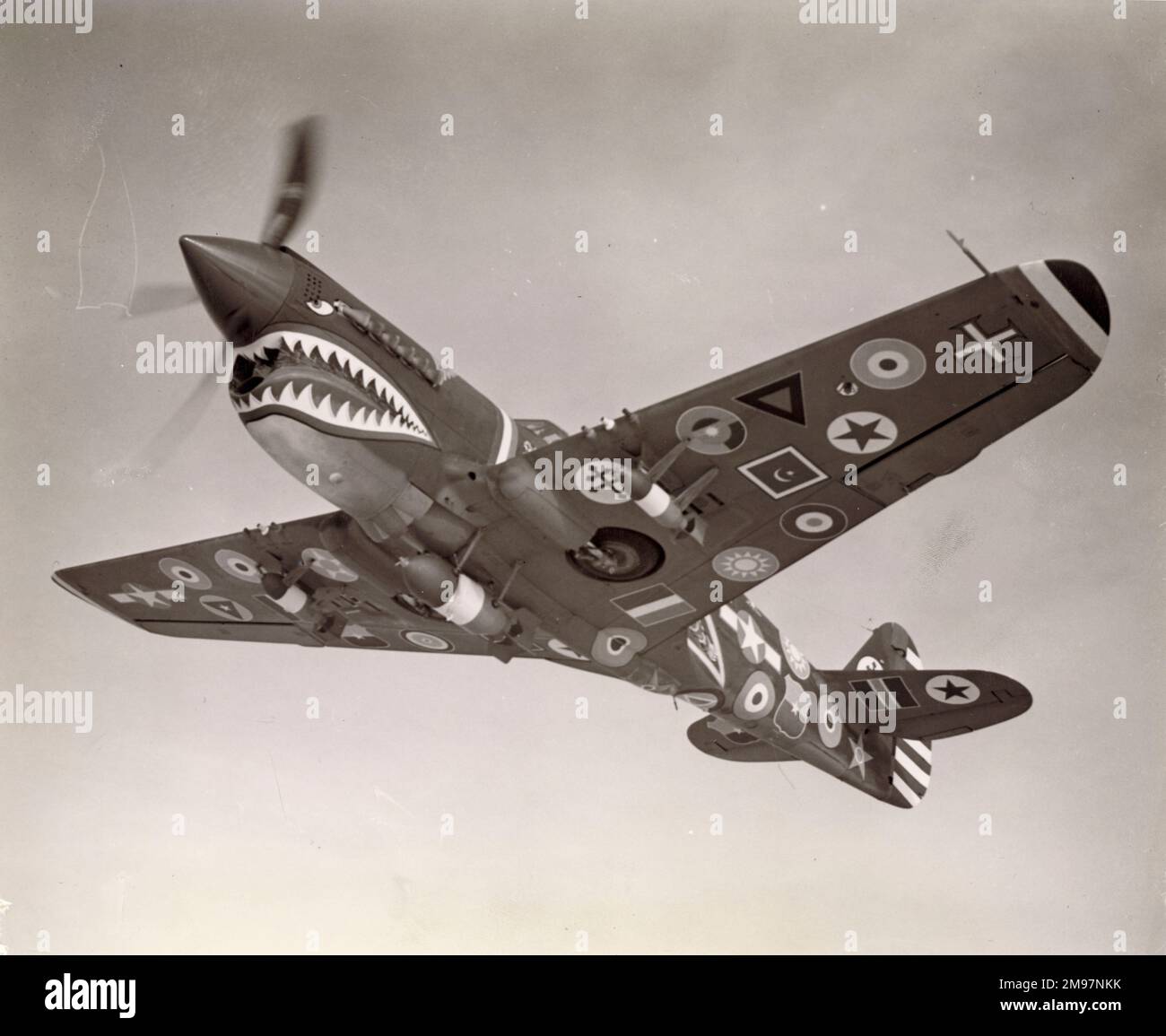 Der 00. Curtiss-Kämpfer, ein P-40 Warhawk, wurde WW2 mit den Abzeichen der 28 Luftwaffen, die Curtiss-Kämpfer operierten, geschmückt. November 1944. Stockfoto