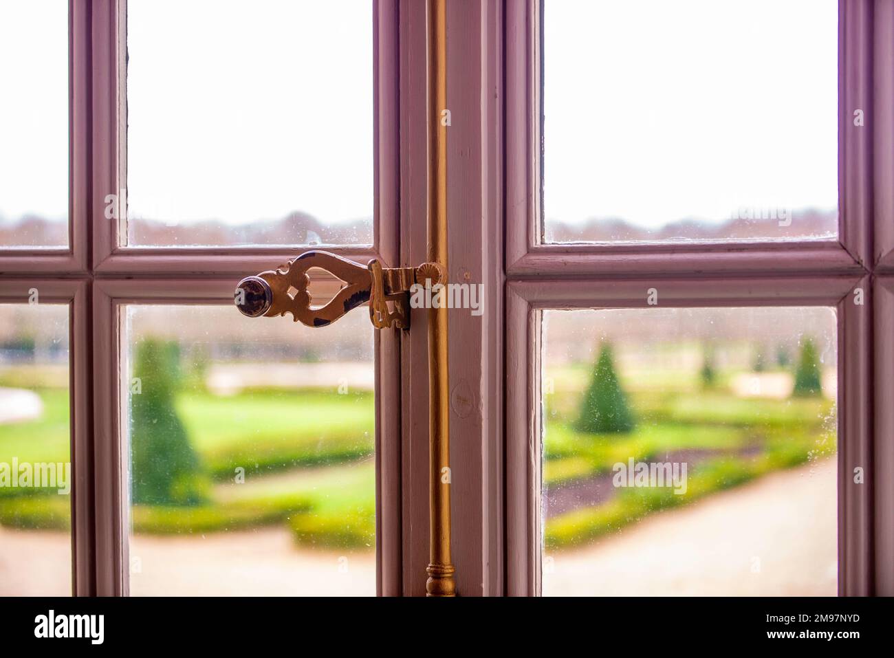 Versailles, Frankreich - Dez. 28 2022: Innenfenster und Sessel des Trianon-Schlosses in Versailles Stockfoto