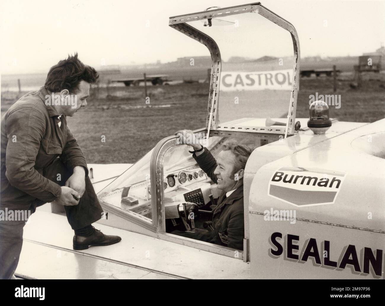 Co-Designer A.P. Freeman und T. Rayner (im Cockpit) besprechen die Leistung des Sealand SH1-Luftkissenwagens. c.1970. Stockfoto