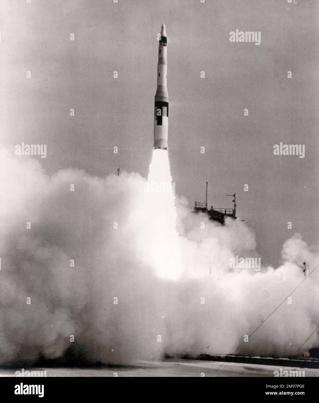 Die Boeing SM-80 Minuteman ICBM startet am 19. Mai 1961 auf einem Testflug ab Cape Canaveral. Die Rakete musste zerstört werden, nachdem sie nach der zweiten Zündstufe vom Kurs abgewichen war. Stockfoto