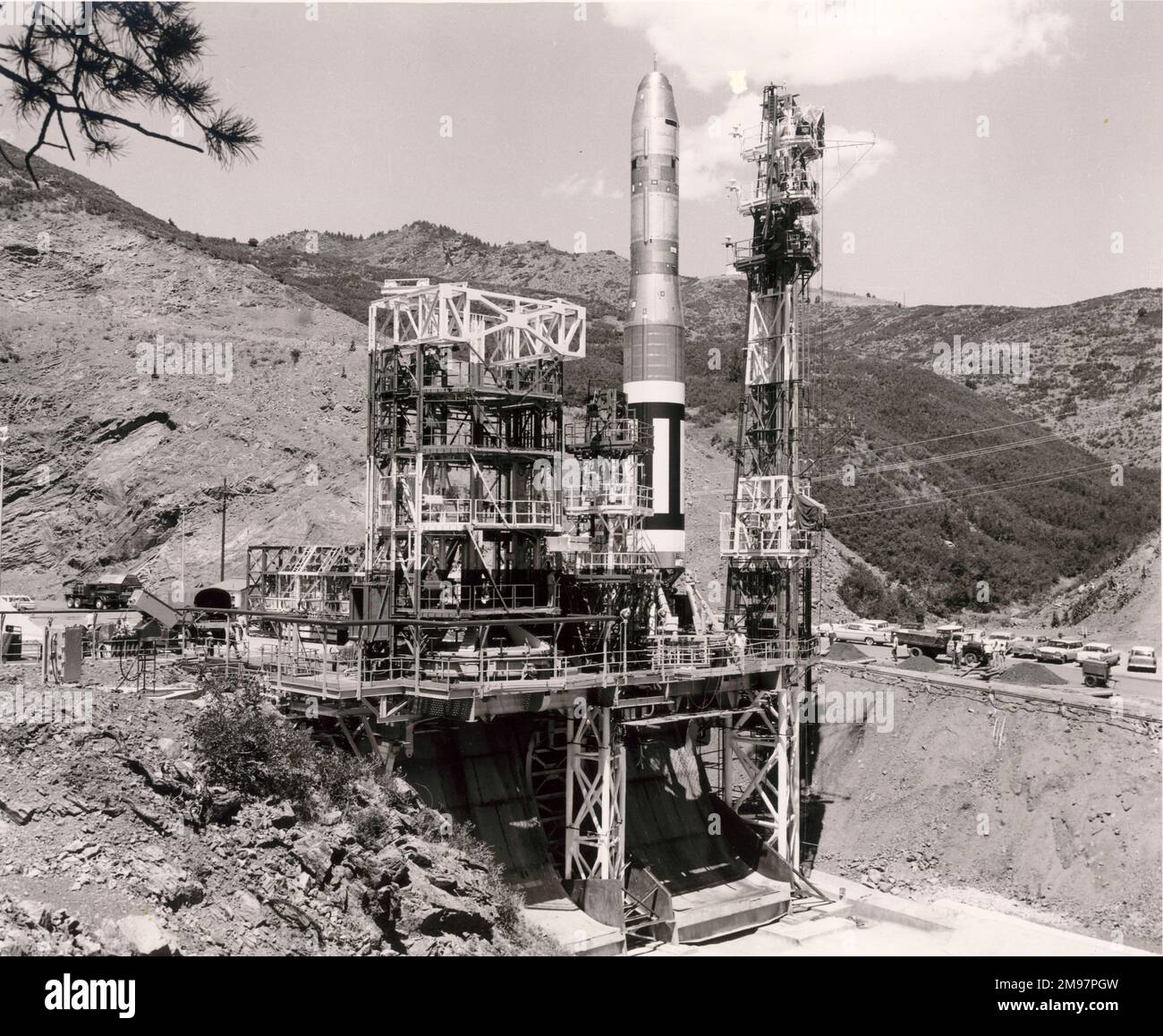 Martin SM-68 Titan ICBM auf einem Prüfstand. Stockfoto