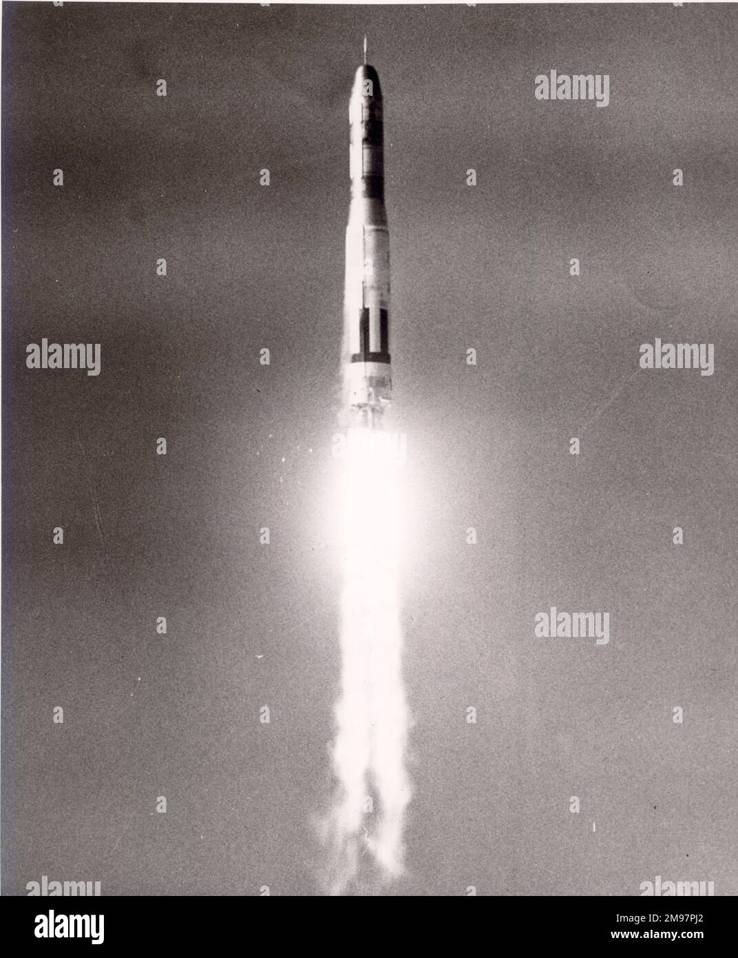Martin SM-68 Titan ICBM kurz nach dem Start von Cape Canaveral im Februar 1959. Stockfoto