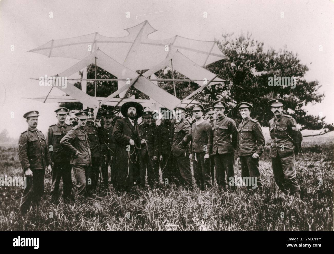 Samuel Cody in Aldershot mit seinem ersten Drachen-Einsatzkommando, bestehend aus Sappern der RE. Diese Männer waren das erste Air-Kontingent der britischen Armee und ernannten das Royal Aeronautical Corps mit Col Cody als Kommandant. Stockfoto