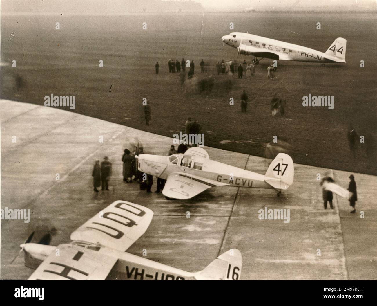 Von oben: Douglas DC-2, PH-AJU, von Royal Dutch Air Lines; British Klemm Eagle, G-ACVU; und de Havilland Puss Moth, VH-UQD, in Mildenhall vor dem Rennen von MacRobertson England nach Australien, Oktober 1934. Stockfoto