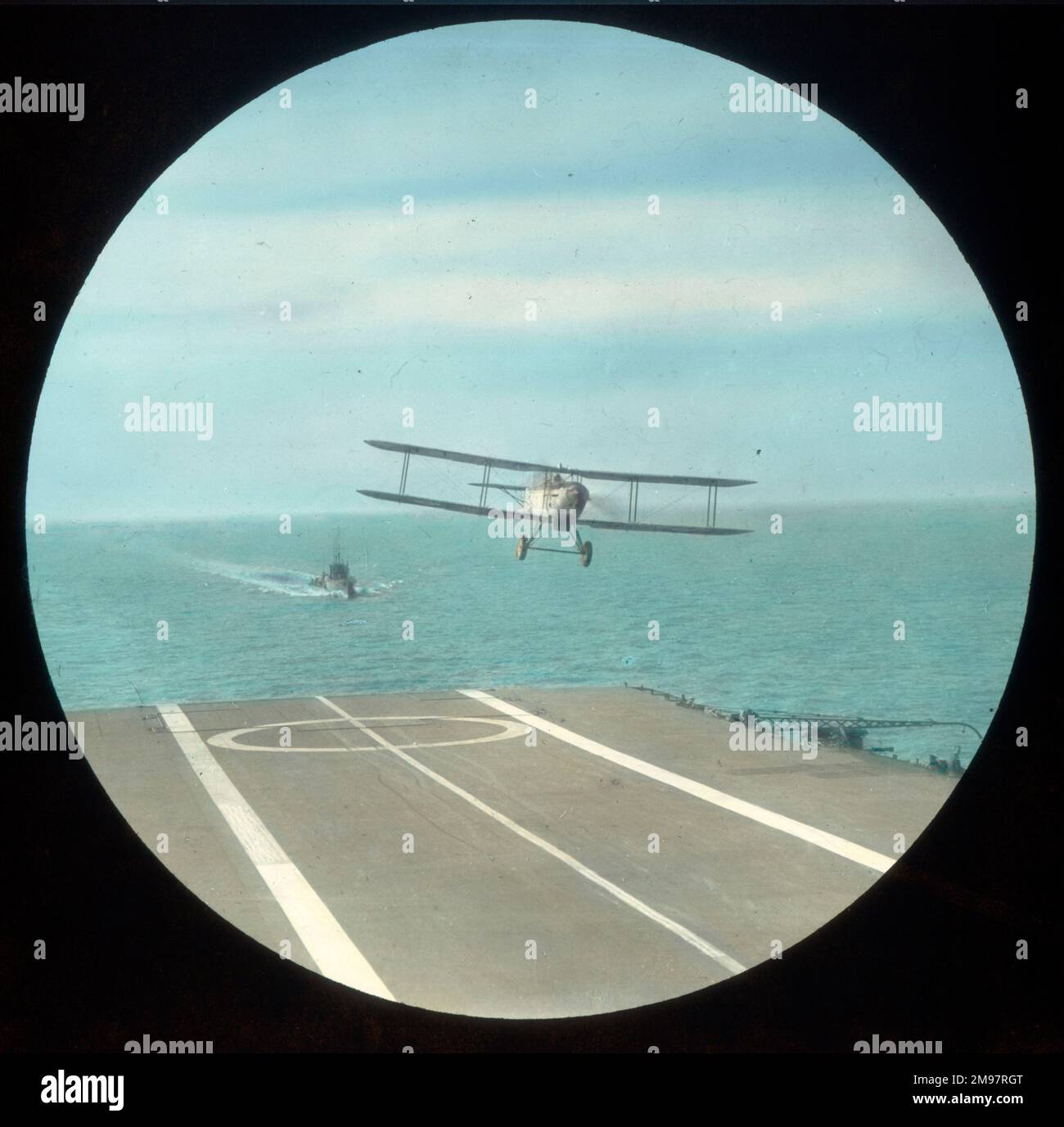 Landung mit Doppeldecker auf einem Flugzeugträger. Stockfoto