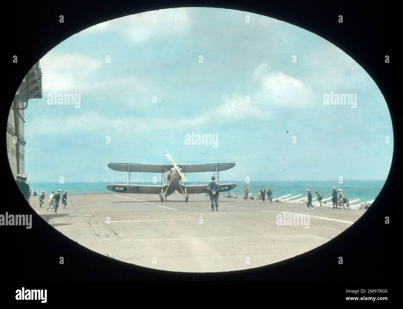 Landung mit Doppeldecker auf einem Flugzeugträger. Stockfoto