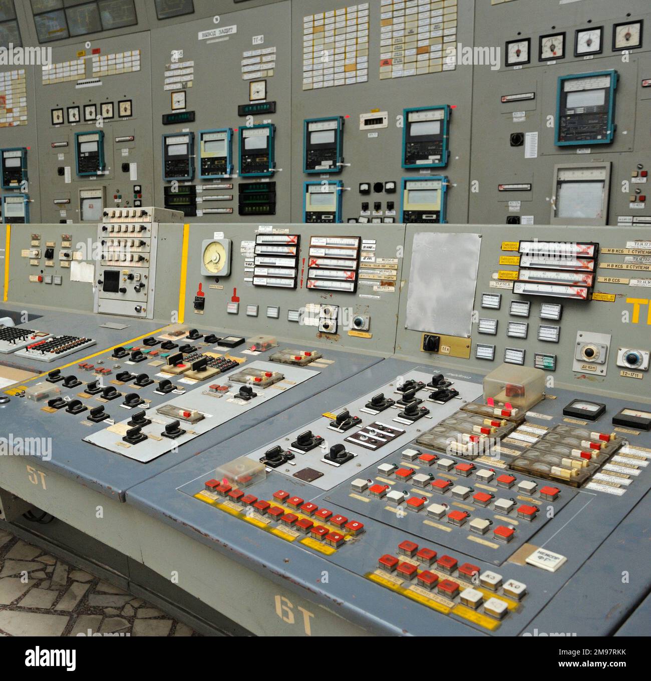 Hauptschalttafel in einem Kontrollraum des Reaktors des Kernkraftwerks Tschernobyl. Stockfoto