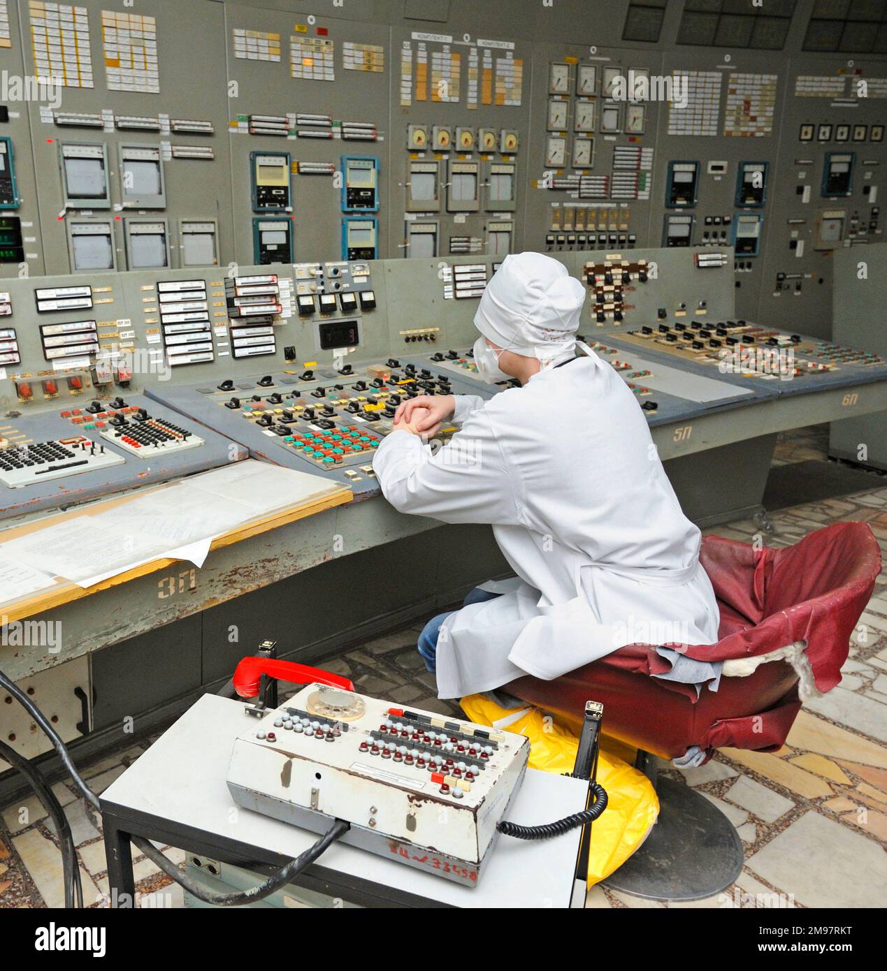 Mann, der an der Hauptschalttafel im Kontrollraum des Reaktors des Kernkraftwerks Tschernobyl arbeitet. 20. April 2018. Tschernob Stockfoto