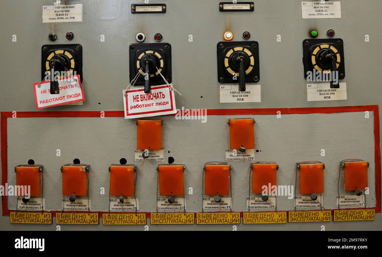 Schalter schaltet in einem Kontrollraum des Reaktors des Kernkraftwerks Tschernobyl um, der Strom auf der Hauptsteuerplatine schaltet Stockfoto