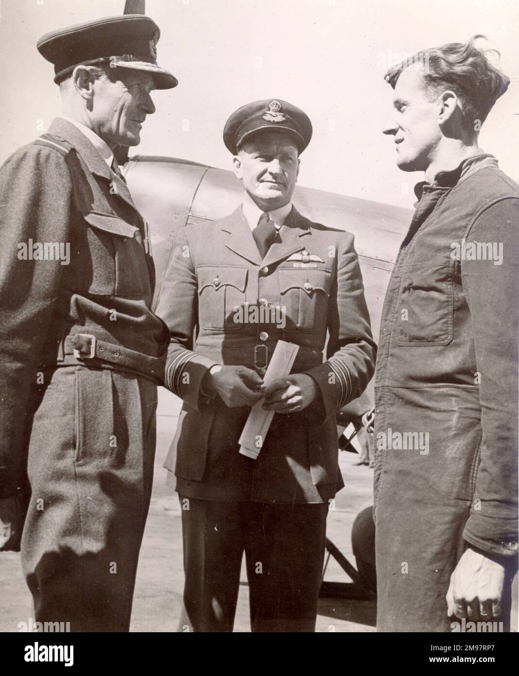 Air Marshal Sir Keith Park, Air Officer Oberbefehlshaber Nahost, spricht mit dem führenden Aircraftman M.K. Friseur (rechts) und WG CDR W.K. Murray während einer Rundfahrt durch die RAF-Einheiten in der Levante. c.Mai 1944. Stockfoto