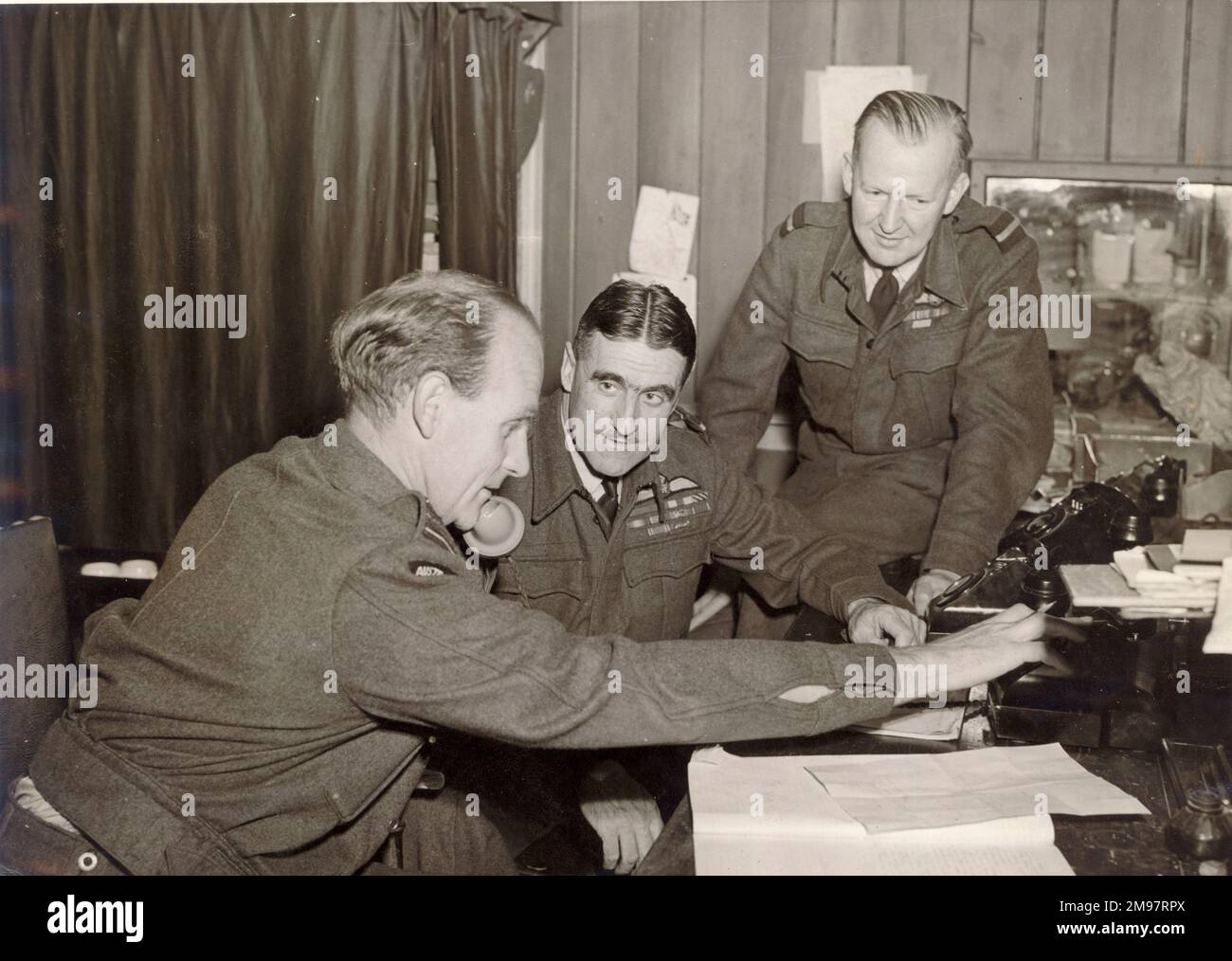 Einsatzraum Küstenkommando. Von links: WG CDR J.C. Barclay; AVM B.E. BAKER, CB, DSO, MC, AFC, Air Officer kommandiert eine Küstenkommando-Gruppe und Air Cdre N.H. D’Aeth, CBE. c.August 1944. Stockfoto