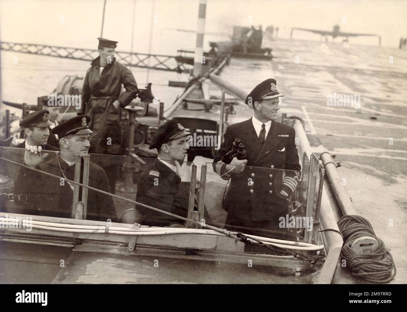 Hauptmann H.L. St. J. Fancourt und LT-CDR A.S. McTurk auf der Brücke von HMS Argus (I49), September 1943. Stockfoto