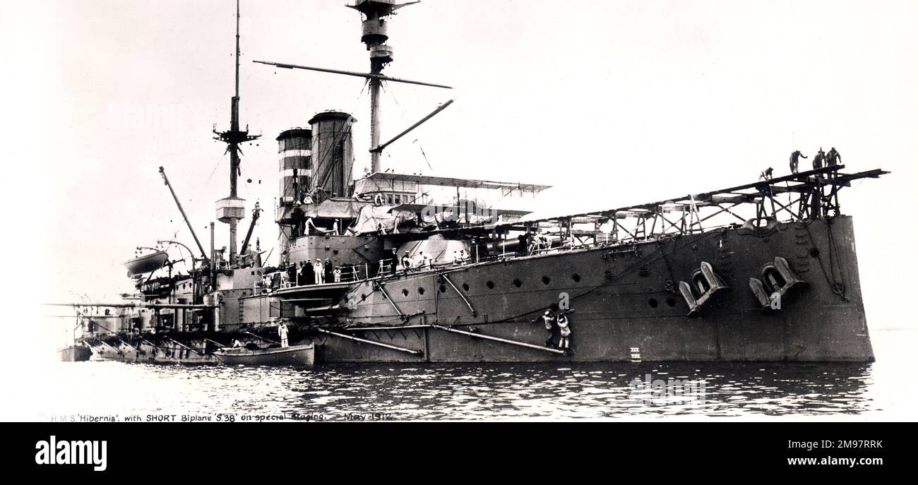 HMS Hibernia mit der temporären Startrampe und der kurzen S38, die am 9. Mai 1912 für den ersten Flug von einem Schiff in Großbritannien verwendet wurde. Stockfoto