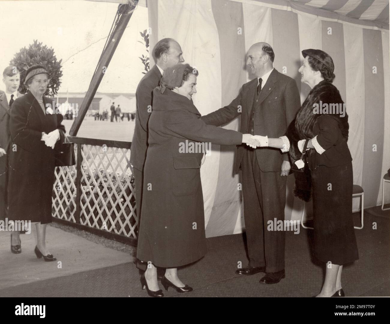 Der Präsident der Royal Aeronautical Society, Sir George und Lady Edwards (rechts), empfängt Gäste der Royal Aeronautical Society Garden Party 1957 in Wisley. Stockfoto