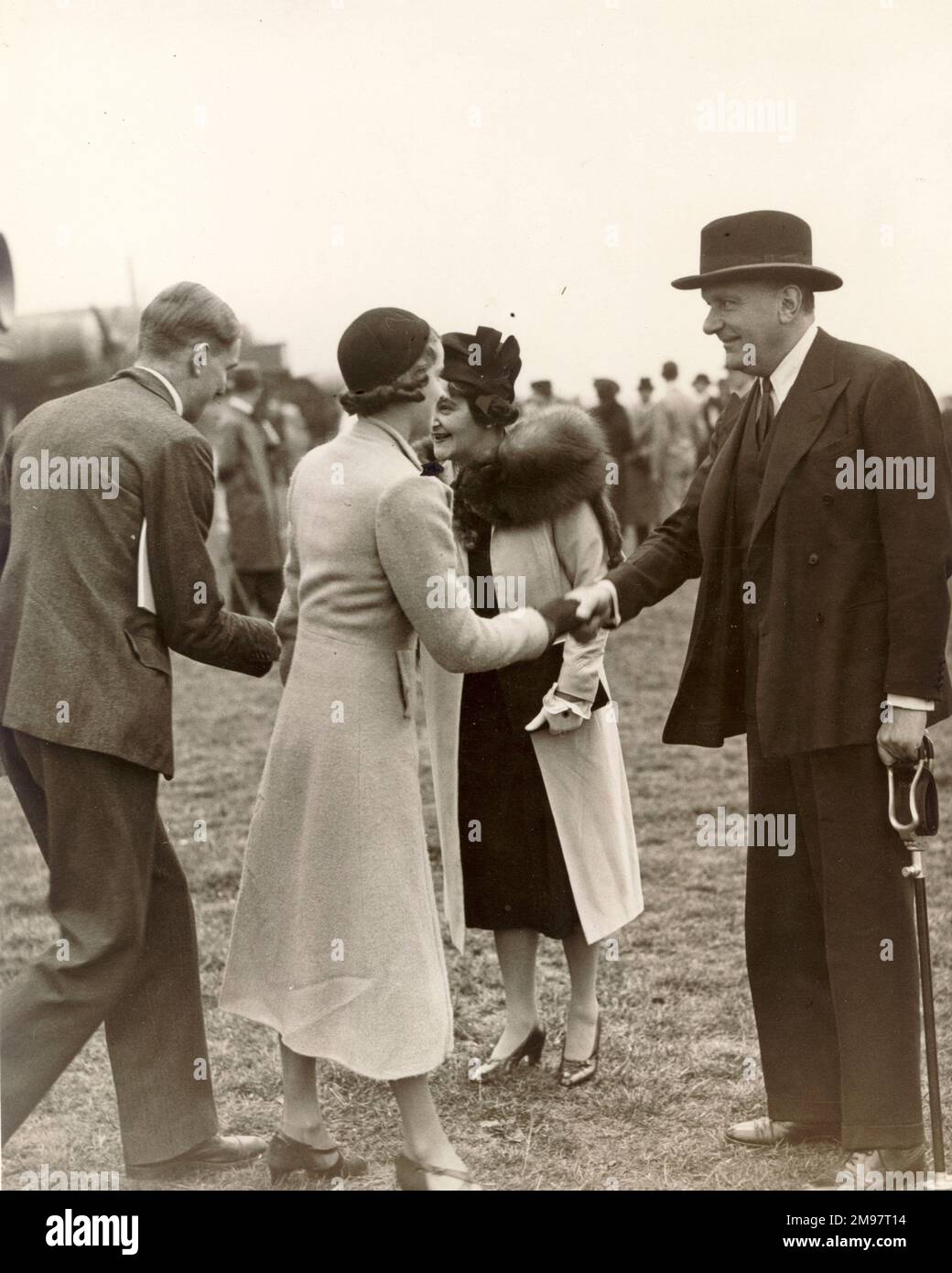 Die 1938. Royal Aeronautical Society Garden Party im Fairey Aviation Aerodrome, Great West Road, Hayes, Middlesex. Von rechts: Mr. Frederick Handley Page, Mrs. Handley Page empfängt Gäste. Stockfoto