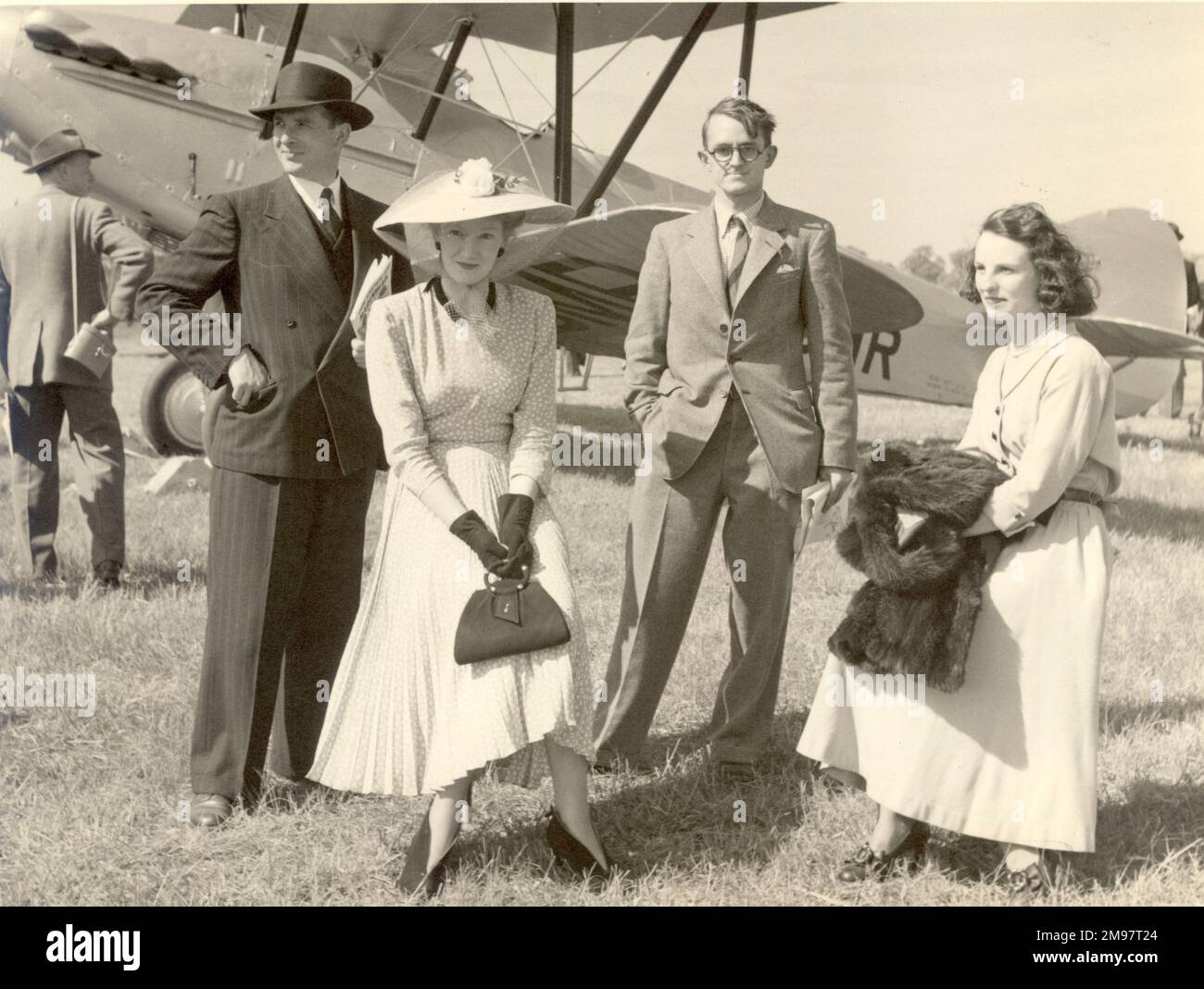 Die 1951. Royal Aeronautical Society Garden Party in White Waltham. Im Hintergrund ist wahrscheinlich Hawker Hart II, G-ABMR, jetzt im RAF Museum. Stockfoto