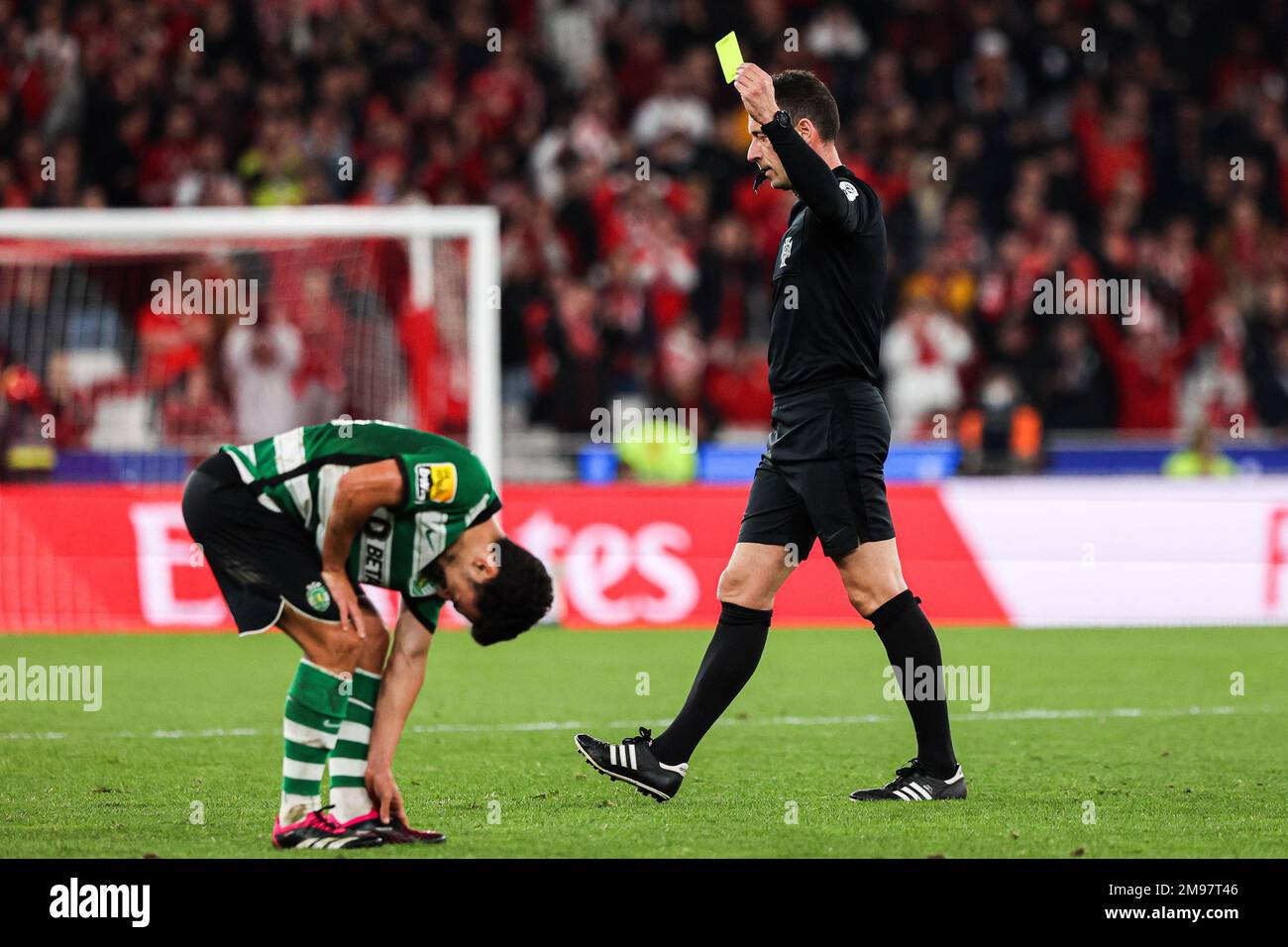 Lissabon, Portugal. 15. Januar 2023. Schiedsrichter Artur Soares Dias zeigt eine gelbe Karte während des Spiels der Liga Portugal Bwin zwischen SL Benfica und Sporting CP in Estadio da Luz. Endstand: SL Benfica 2:2 Sporting CP. Kredit: SOPA Images Limited/Alamy Live News Stockfoto