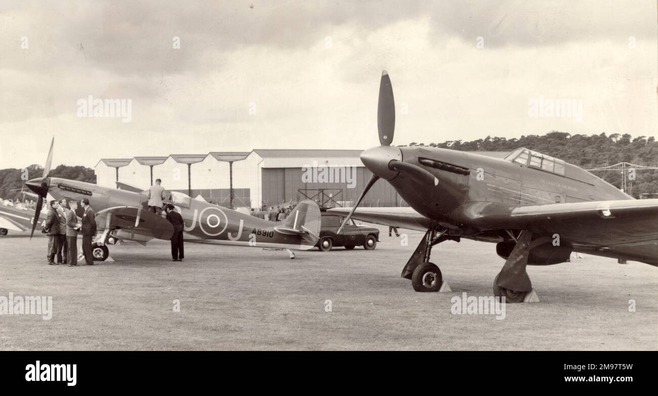 Supermarine Spitfire VB, AB910, Left, und Hawker Hurricane IIC, PZ865/G-AMAU, The Last of the Many!, die Endproduktion Hurricane, auf der 1957 Royal Aeronautical Society Garden Party in Wisley am 15. September. Beide Flugzeuge bleiben mit dem RAF Battle of Britain Memorial Flight lufttüchtig. Stockfoto