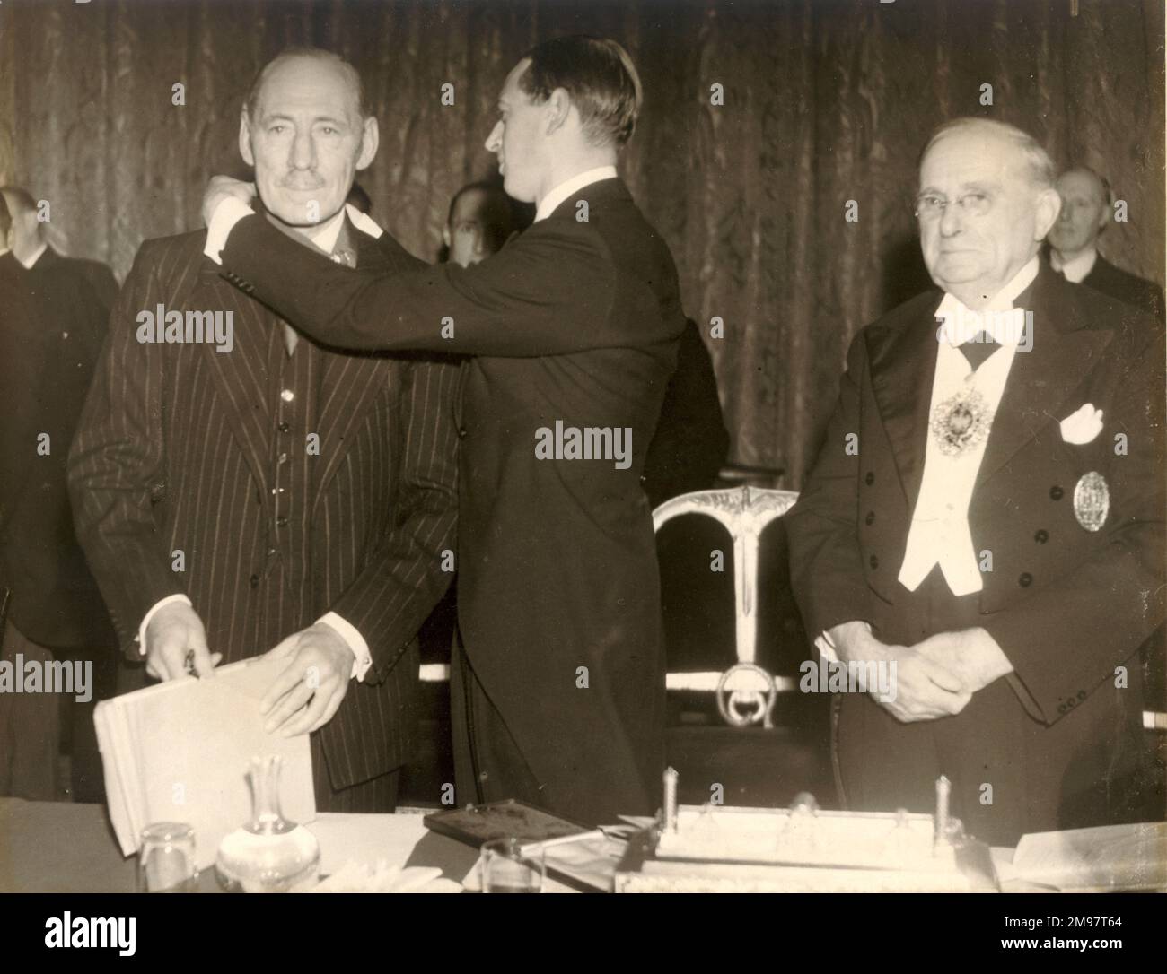 Der Duke of Kent, Centre, investiert den Hon Capt Frederick Edward „Freddie“ Guest, CBE, DSO (1875-1937), Left, als zweiten Master der Guild of Air Pilots and Air Navigators of the British Empire bei einem Empfang im Mansion House am 12. Oktober 1936. Rechts ist der Lord Mayor, Sir Percy Vincent. Stockfoto