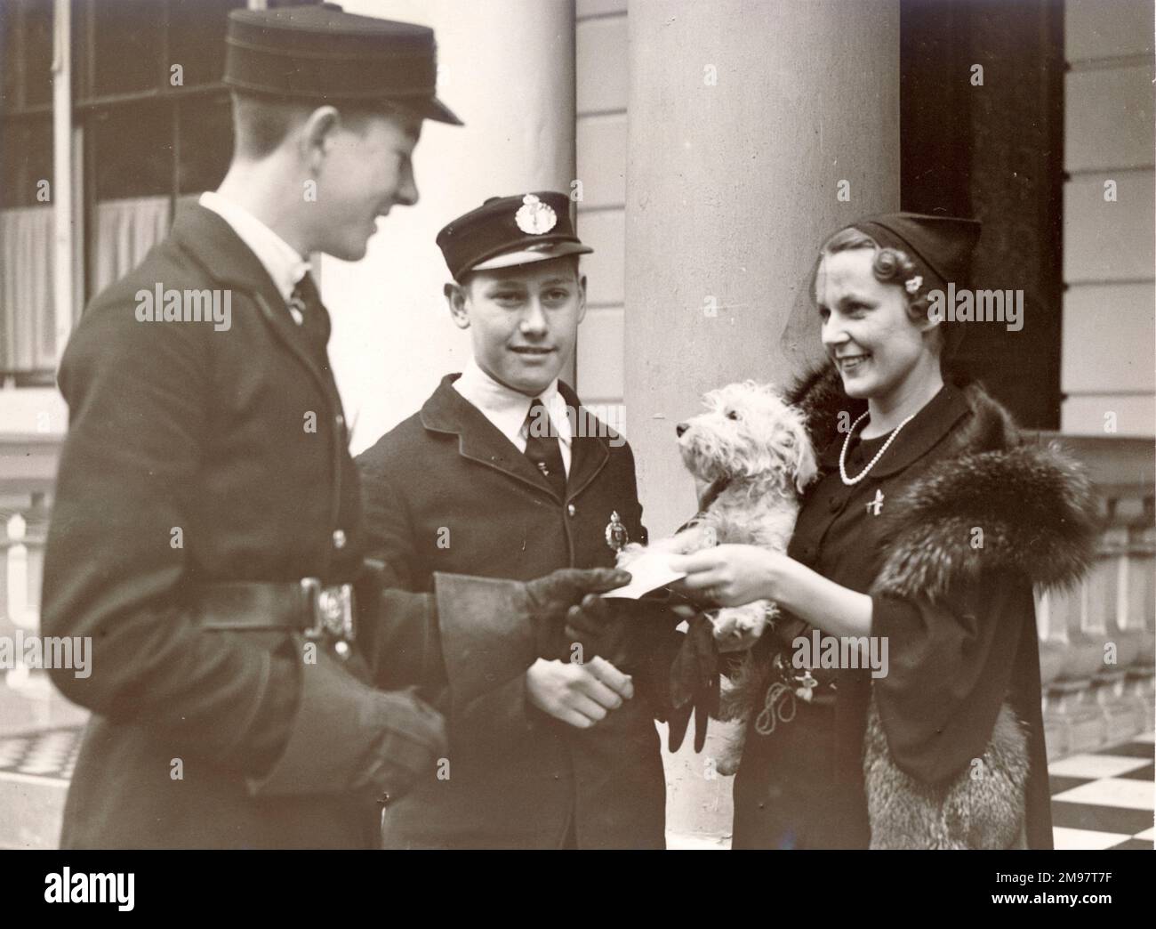 C.W.A. Scotts zweite Frau, Greta, erhielt Telegramme von Glückwünschen, nachdem er das Schlesinger-Portsmouth-Johannesburg-Rennen gewonnen hatte. 1. Oktober 1936. Stockfoto