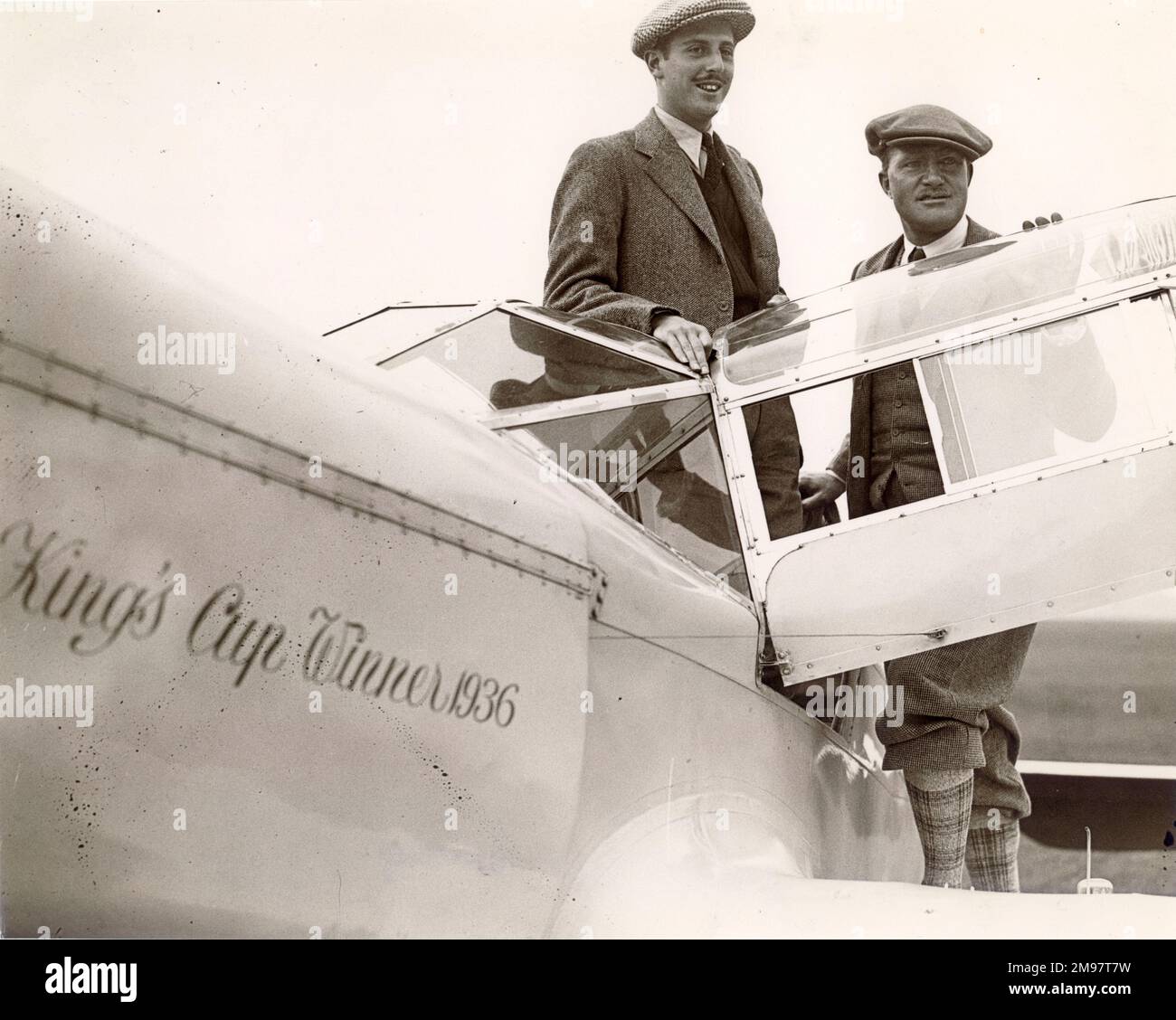 C.W.A. Scott, richtig, und sein Kopilot Giles Guthrie in ihrem Percival Vega Gull, G-AEKE, vor dem Start des Schlesinger Portsmouth-Johannesburg-Rennens. Dieses Flugzeug hatte das diesjährige King’s Cup-Rennen gewonnen. Stockfoto