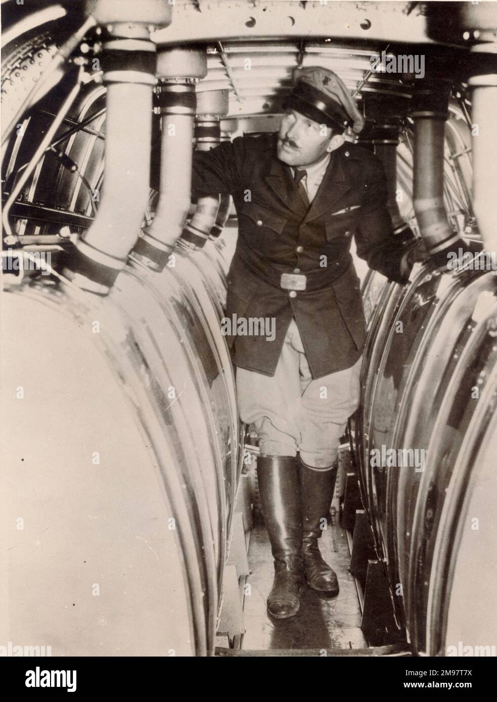 Oberst Roscoe Turner inspiziert die zusätzlichen Treibstofftanks der Boeing 247D, NR257Y, Warner Bros Comet, vor dem MacRobertson-Rennen von England nach Australien im Oktober 1934. Stockfoto