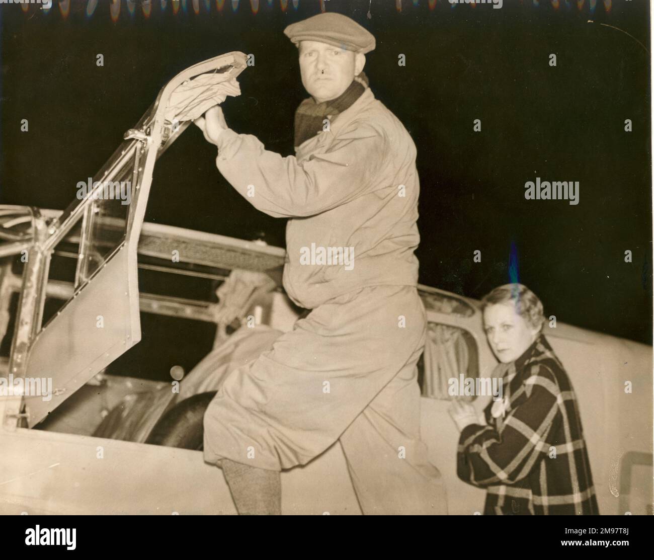 C.W.A. Scott wird von seiner Frau Greta zu Beginn des Schlesinger Portsmouth-Johannesburg-Rennens am 29. September 1936 gesehen. Stockfoto