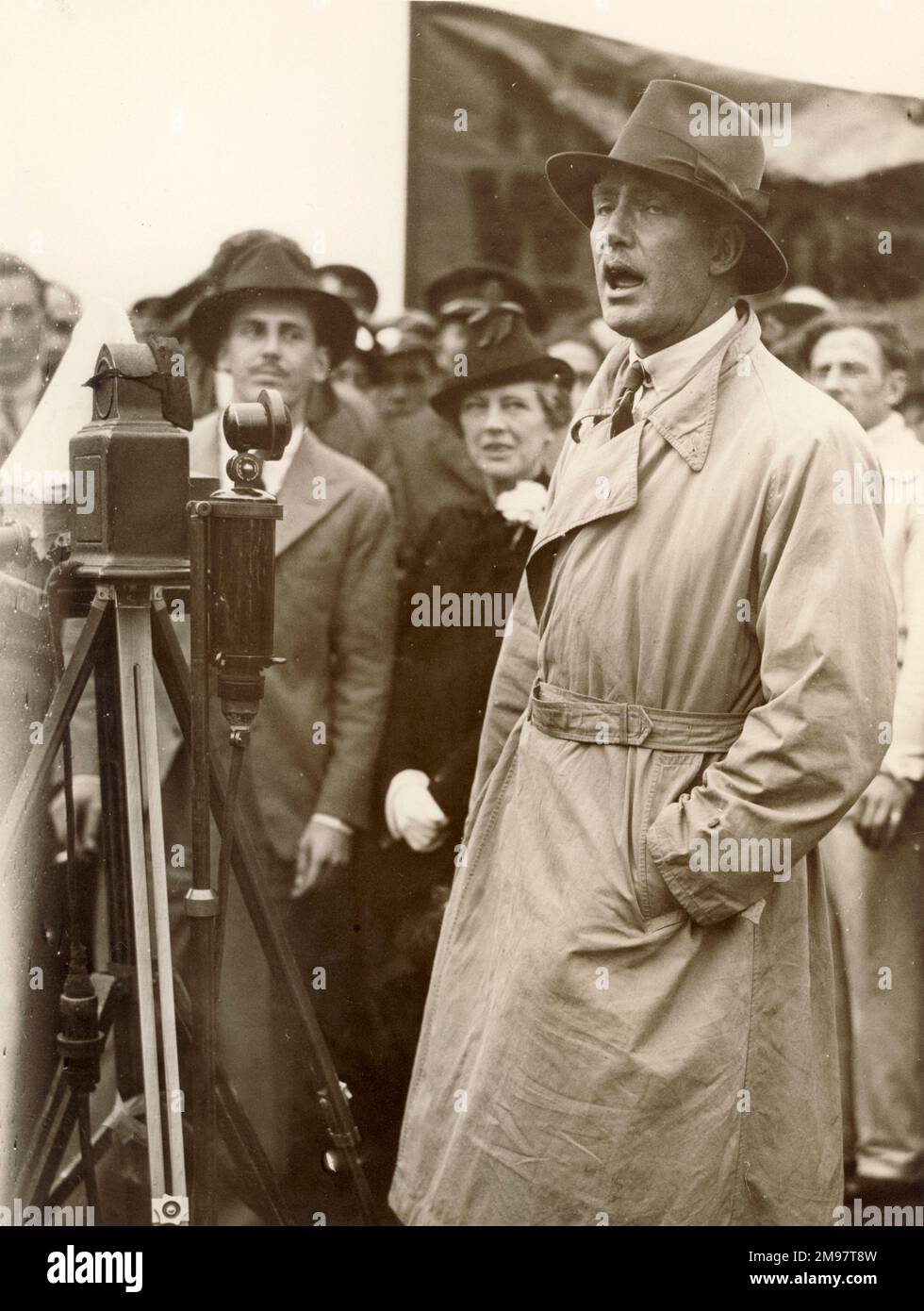 C.W.A. Scott hält eine Rede in Croydon, nachdem er das Schlesinger Portsmouth-Johannesburg-Rennen gewonnen hat. Kopilot Giles Gutherie ist links und Lady Connop Guthrie Zentrum. Oktober 1936. Stockfoto