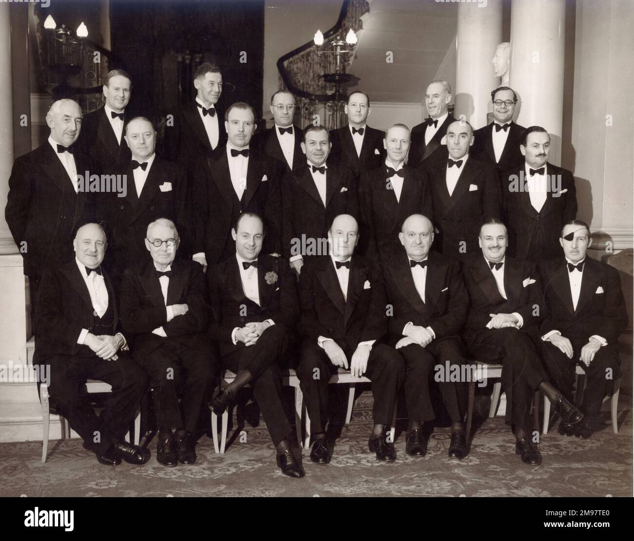 Das Komitee des Royal Aero Club im Londonderry House, London. Hintere Reihe von links: C.F. Uwins, OBE, AFC; John Cunningham, DSO, DFC; Captain A.G. LAMPLUGH, CBE; W/C N.H. Woodhead, DSC, AFC; A. O’Connor, House Secretary; Frank Woodhead; Oberst R.L. Preston, CBE; Captain H.S. Broad, MBE, AFC; Major R.H. Mayo, OBE; Hauptmann K.J.G. Bartlett; H.W.H. Moore; W.G.Metcalfe und Eric Greenwood, OBE. Erste Reihe von links: Oberst W.C. Devereux, CBE; Oberstleutnant Sir Francis K. McClean, AFC; Whitney W. Straight, CBE, MC, DFC; Lord Brabazon von Tara, MC, PC; Sir Frederick Handley Page, CBE; S. Kenneth Davies und Major J. Stewa Stockfoto