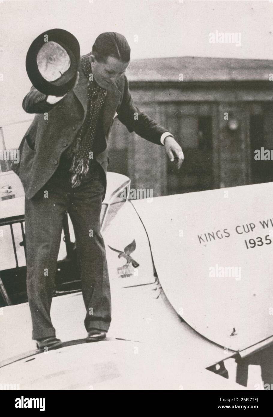 Lieutenant Tommy Rose, DFC (1895-1968), der das Kings Cup-Rennen 1935 gewann und mit dem Prototyp Miles M3 Falcon, G-ADLC flog. Stockfoto