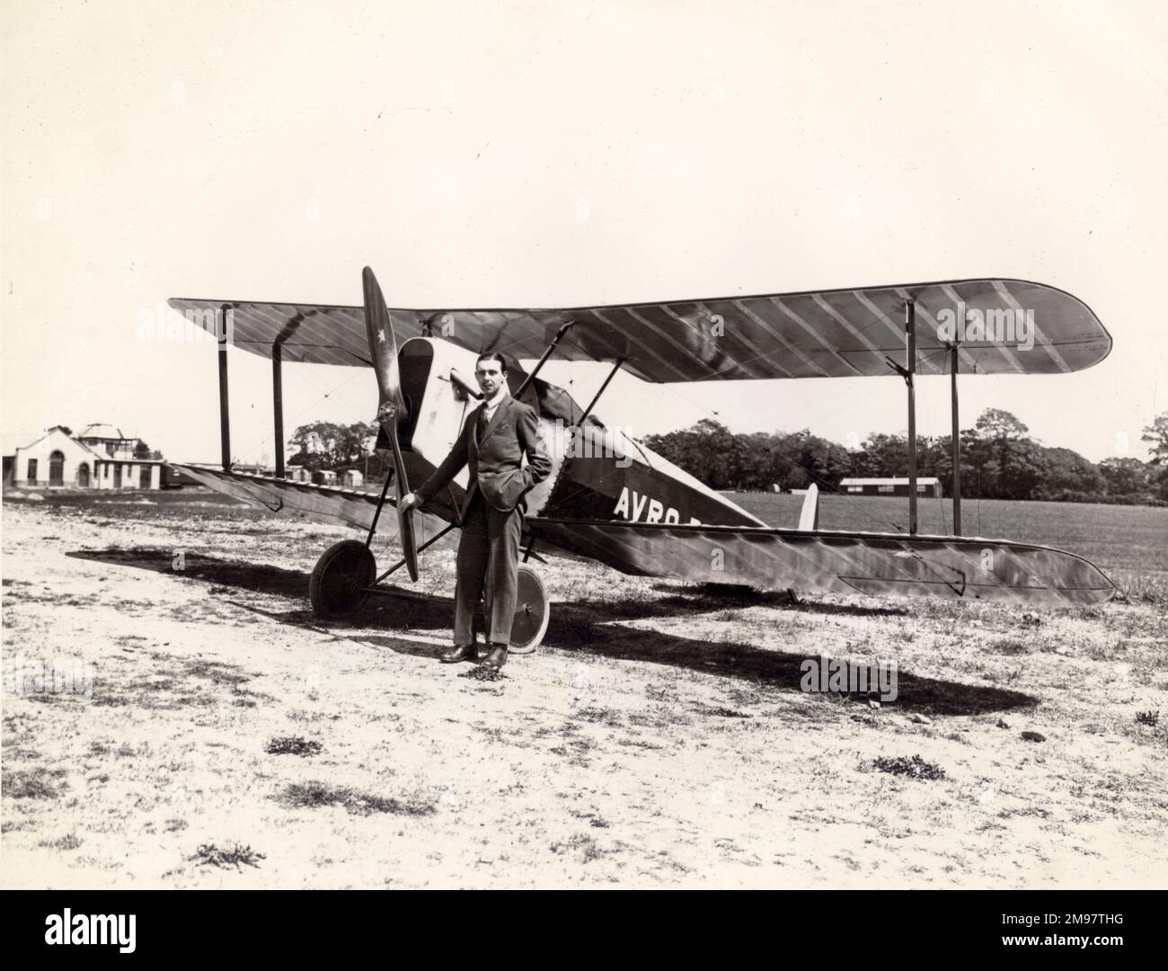 Roy Chadwick mit dem ersten kurzlebigen Avro 534 Baby Prototyp, April 1919. Stockfoto