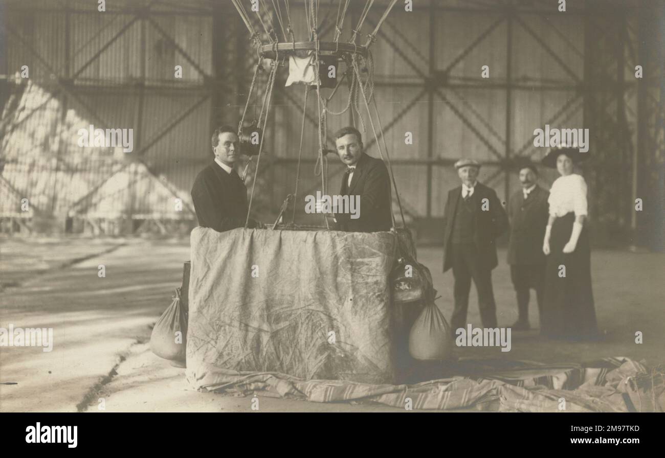 Griffith Brewer und Alec Ogilvie im Korb einer 1.800cu ft großen Wasserstoffballonbiene im Flugzeugschuppen in Etterbeck, Brüssel, vor dem Aufstieg am 27. Juli 1912. Stockfoto