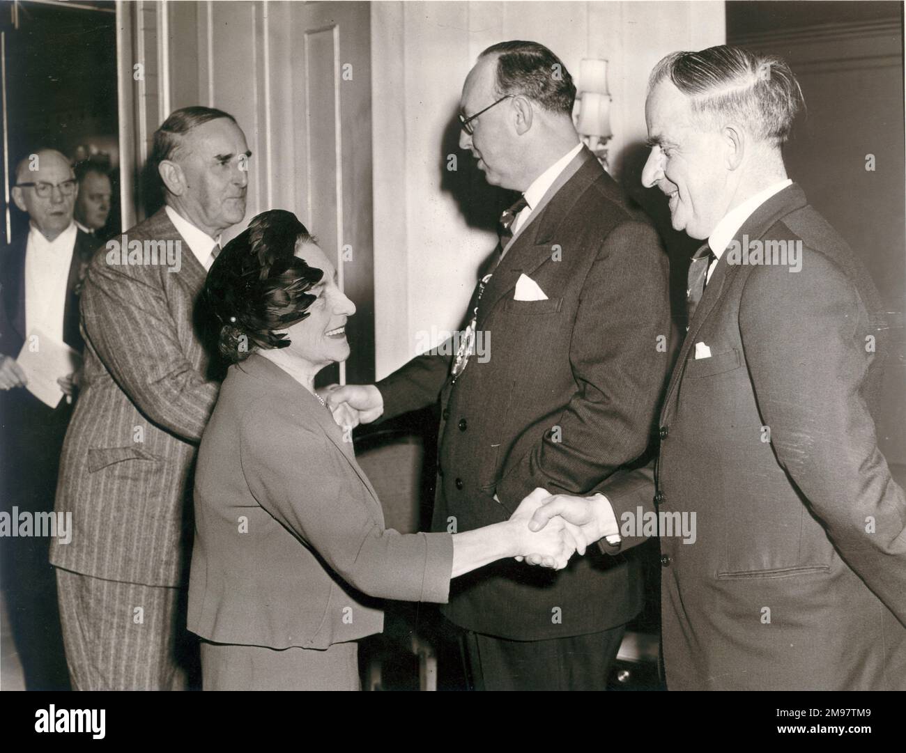 Peter Masefield, Präsident von Raes, und Dr. Archie Ballantyne, Sekretär von Raes, empfangen Sir Sydney und Lady Camm beim Mittagessen zum 94. Jahrestag am 12. Januar 1960. Stockfoto