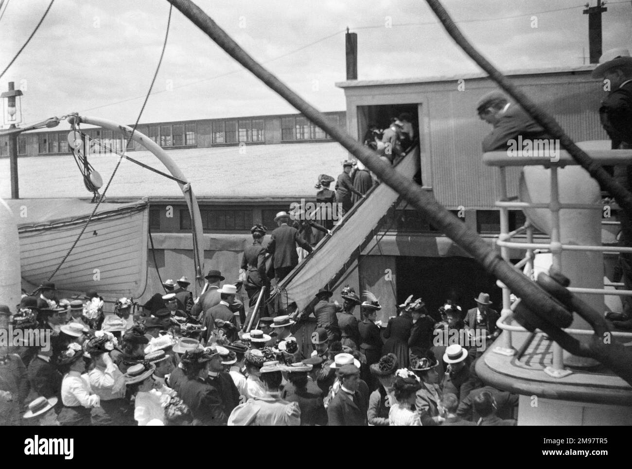 SS Ivernia wurde von Swan Hunter und Wigham Richardson aus Newcastle upon Tyne, England, erbaut. Gegründet im Jahr 1899 von der Cunard Line Company, um als Zwischenschiff für den ausgedehnten Einwanderungshandel von Liverpool nach Boston, USA, zu fungieren. Torpediert und gesunken Neujahrstag 1917 von einem deutschen U-Boot 58 Meilen südöstlich vom Kap Matapan, Griechenland. Stockfoto