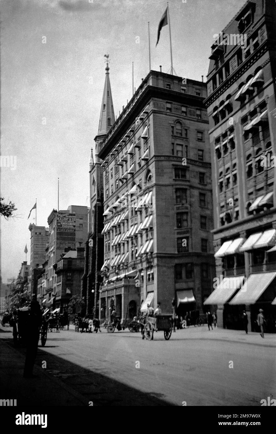 Das 1891 erbaute Hotel Hollandhouse teilte sich seinen Block mit der Marmorkollegialkirche in der 5. Avenue. Stockfoto